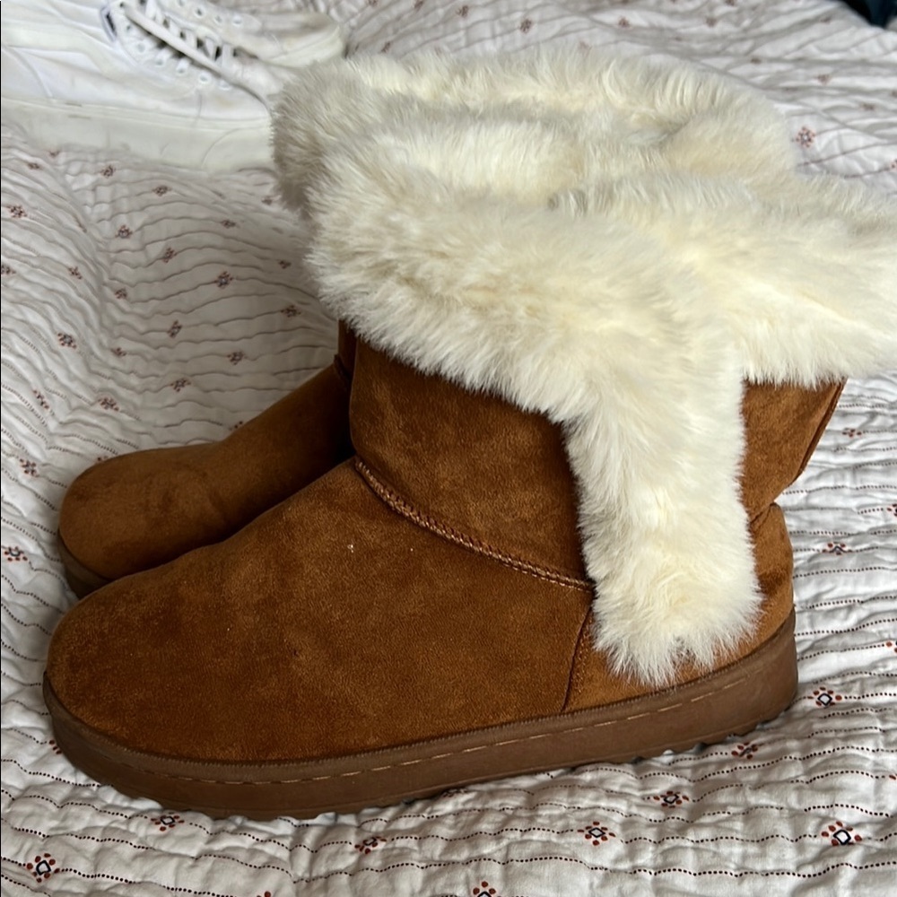 Cozy Tan Suede Ugg Style Boots with Faux Fur Lining size 8 - Picture 6 of 7